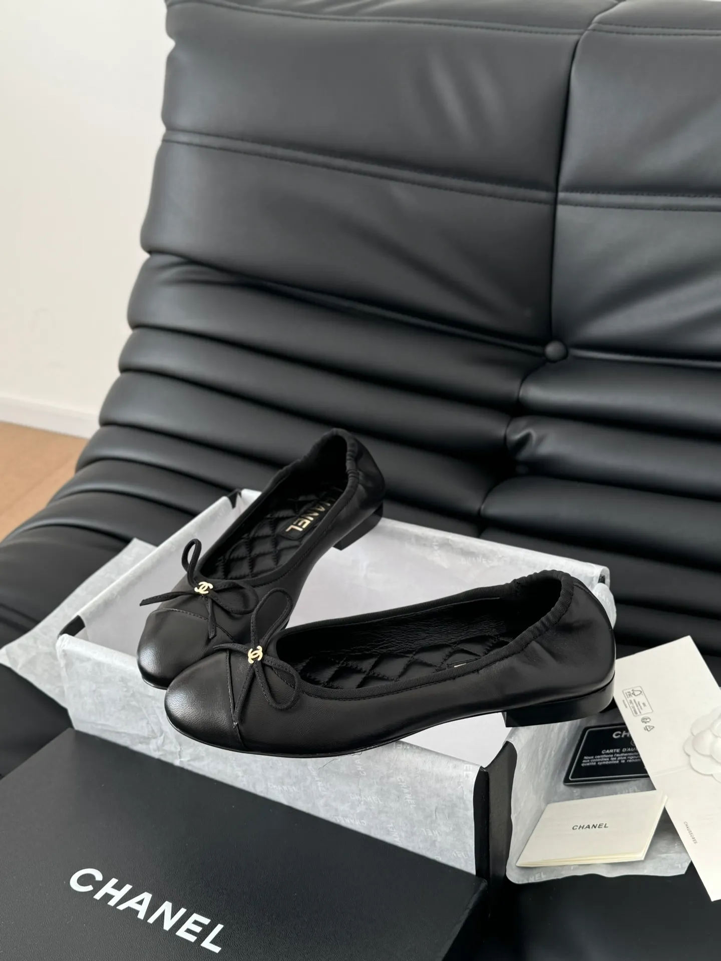 👟👟Ex-factory price 520👟👟 Chanel Xiaoxiang 25C new bow shoe series, original 1:1 replica, a classic among classics. It is perfect whether paired with trousers or skirts. The small round toe design is very good at modifying the foot shape. A must-have for little fairies! The upper is made of imported lambskin, the lining is made of top-grade mixed sheepskin, and the outsole is imported Italian cowhide. Size: 35-39 (40/41/42/43 customized)